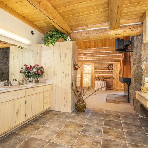 Wide open spaces give this log home owner plenty of room to get ready each day.
